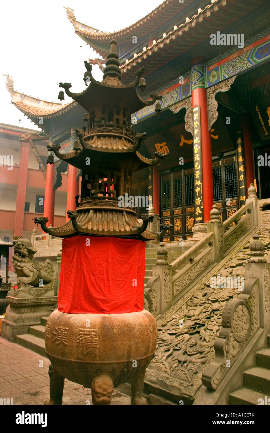 Brûleur en dans la cour principale du Temple Bouddhiste Si Luohan Chongqing Banque D'Images