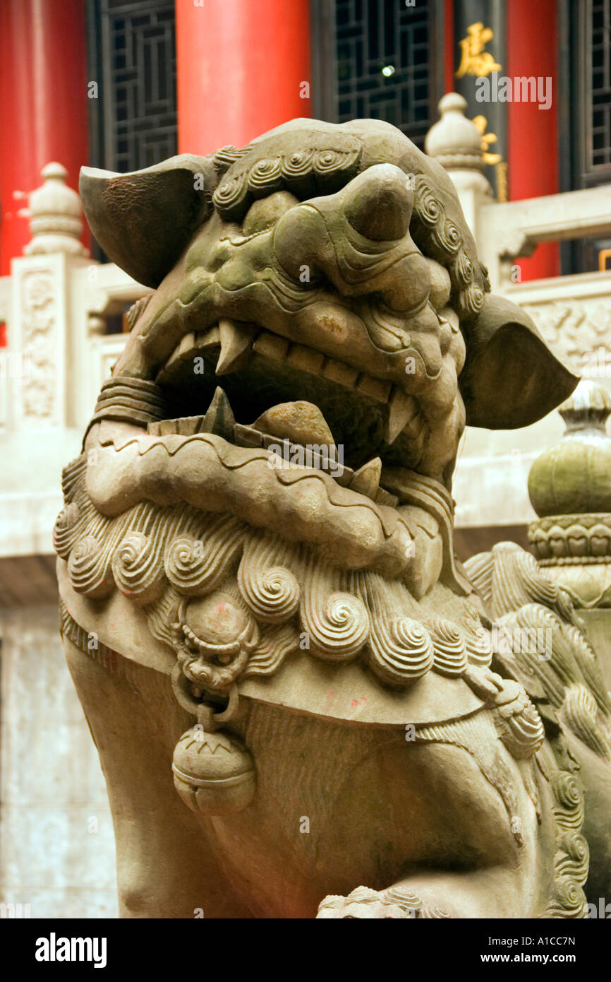 Le Feng Shui lion dans la cour d'un temple bouddhiste Si Luohan Banque D'Images