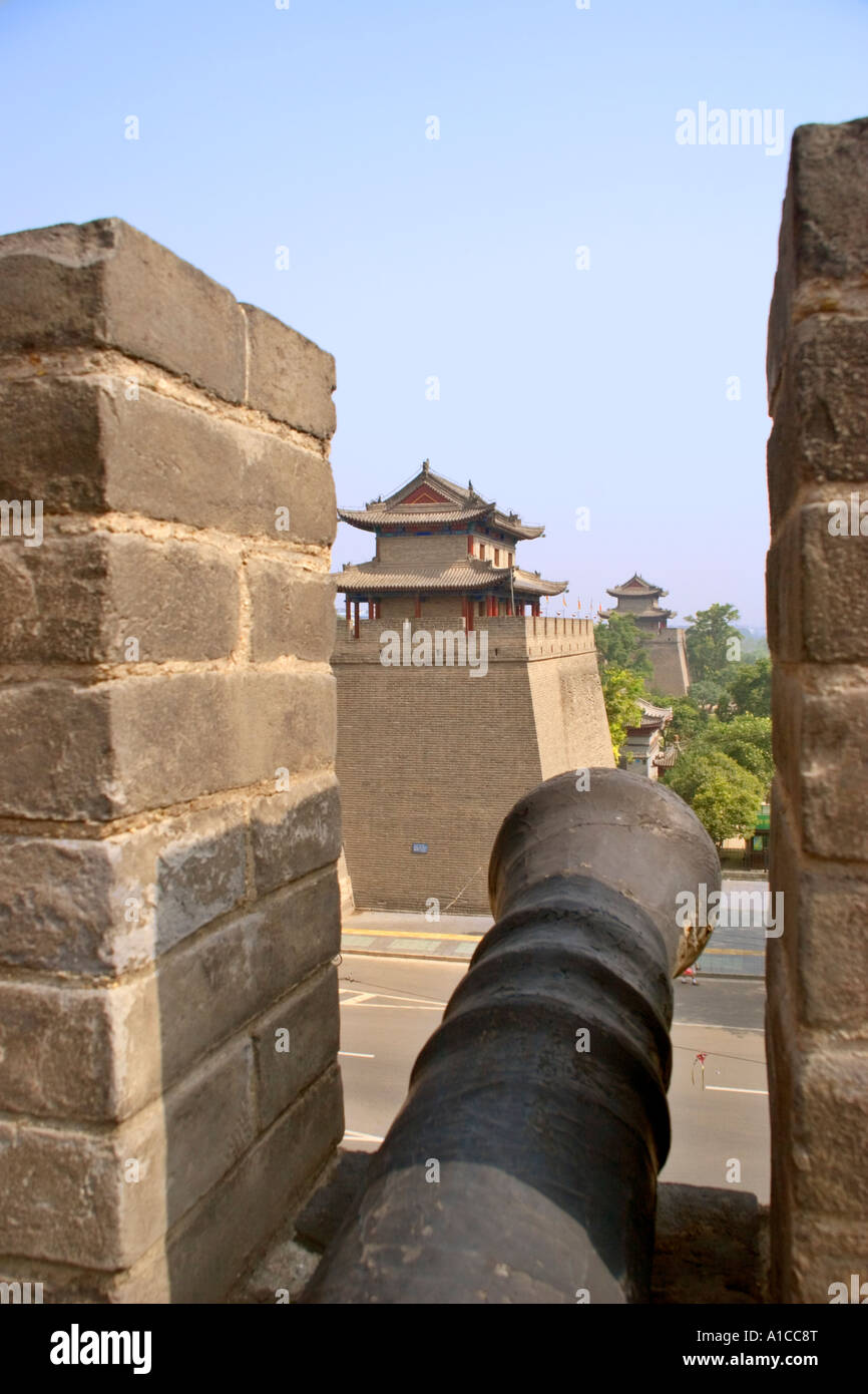 À la recherche d'un canon long baril à la rangée de tours sur le mur de la ville de Xian Banque D'Images