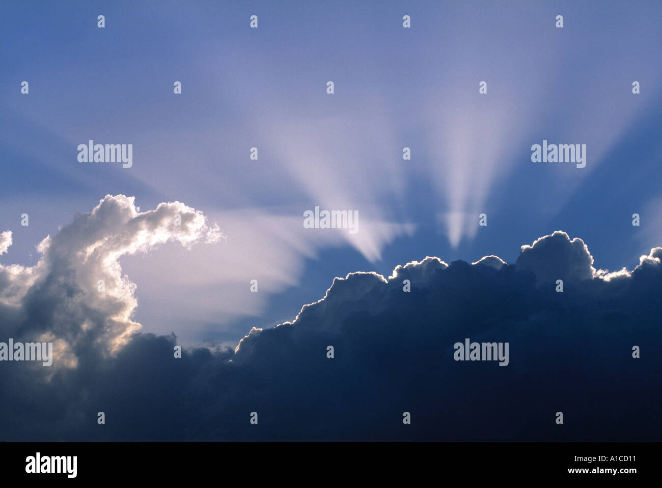 Les rayons du soleil à travers les nuages Banque D'Images