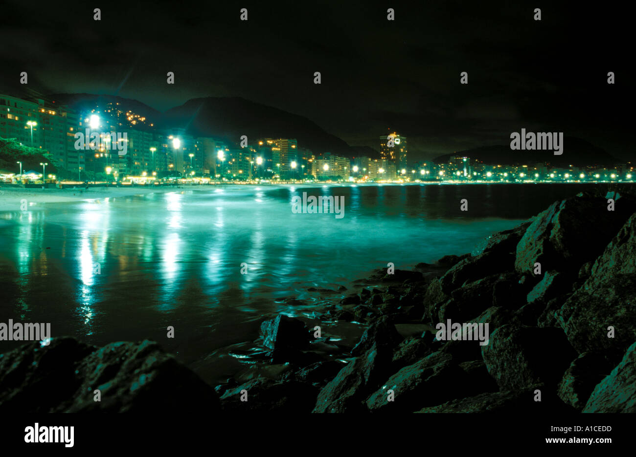 Copacabana à Rio de Janeiro par nuit Banque D'Images