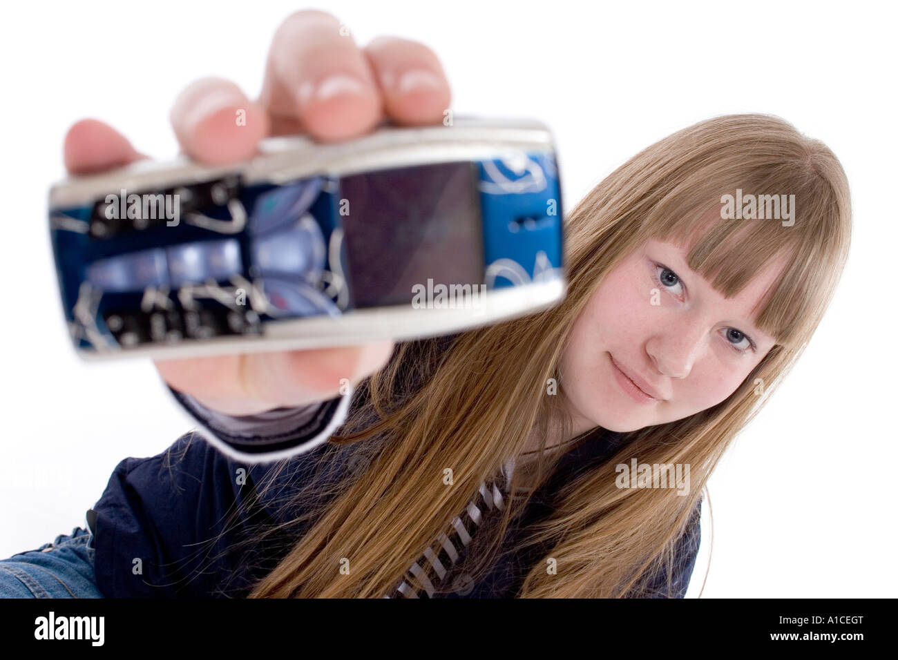 Teenage girl jouant avec son téléphone Banque D'Images