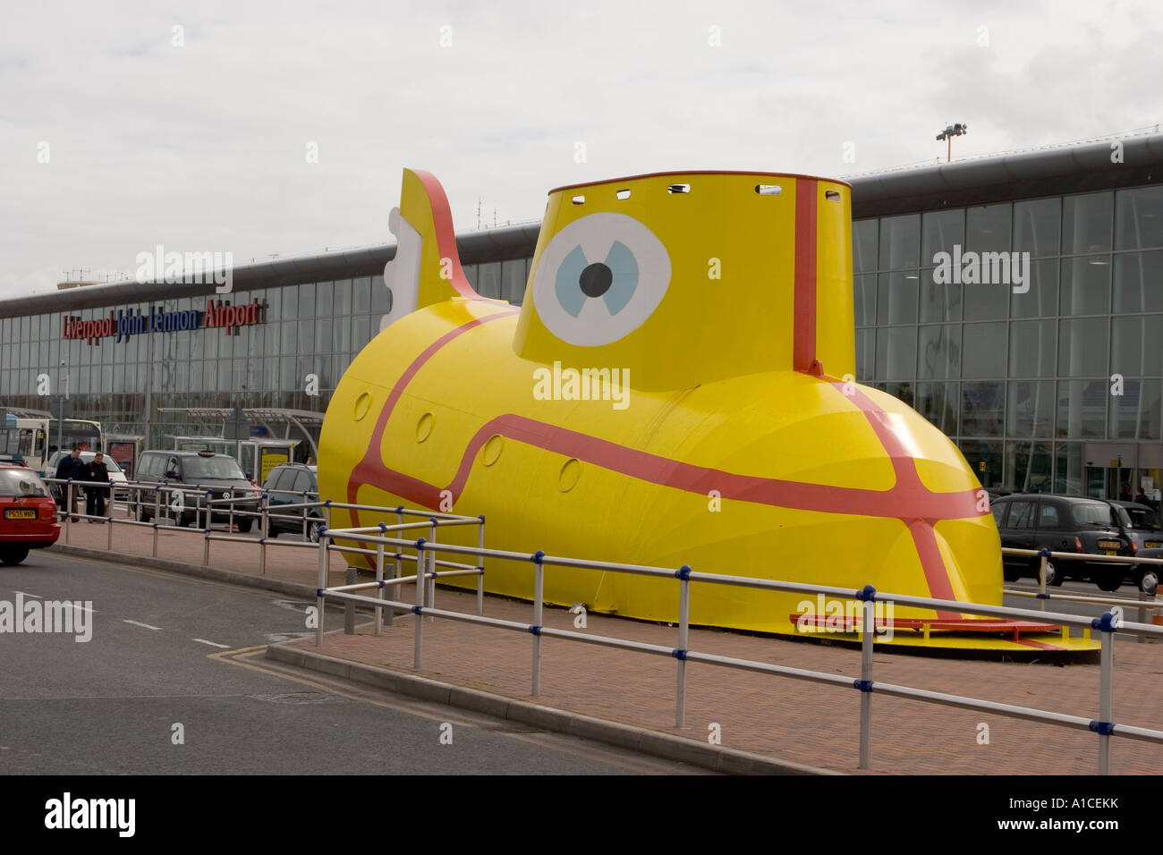 Le sous-marin jaune des Beatles à l'extérieur de l'aéroport John Lennon de Liverpool Banque D'Images