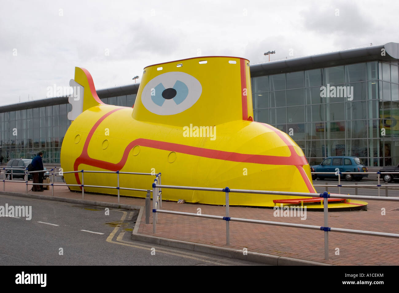 Le sous-marin jaune des Beatles à l'extérieur de l'aéroport John Lennon de Liverpool Banque D'Images