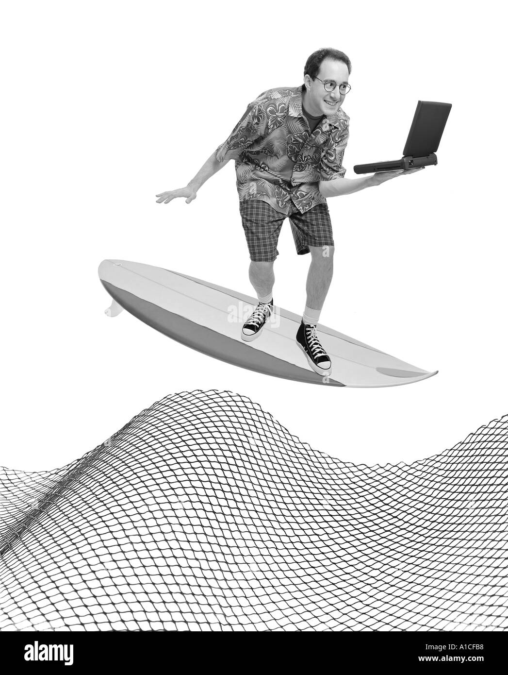 L'équilibrage de l'homme comique de l'ordinateur portable sur une planche de surf Banque D'Images