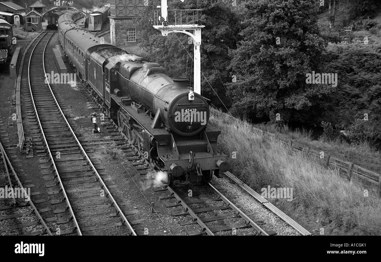 Loco vapeur avec le train en sortant de la gare de Goathland sur le North Yorkshire Moors railway. Banque D'Images