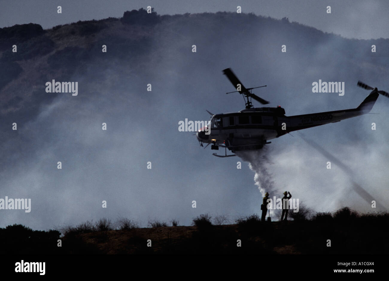 L'eau chute d'hélicoptère/sur un feu de broussailles ignifuges dans les collines de Burbank, Californie Banque D'Images