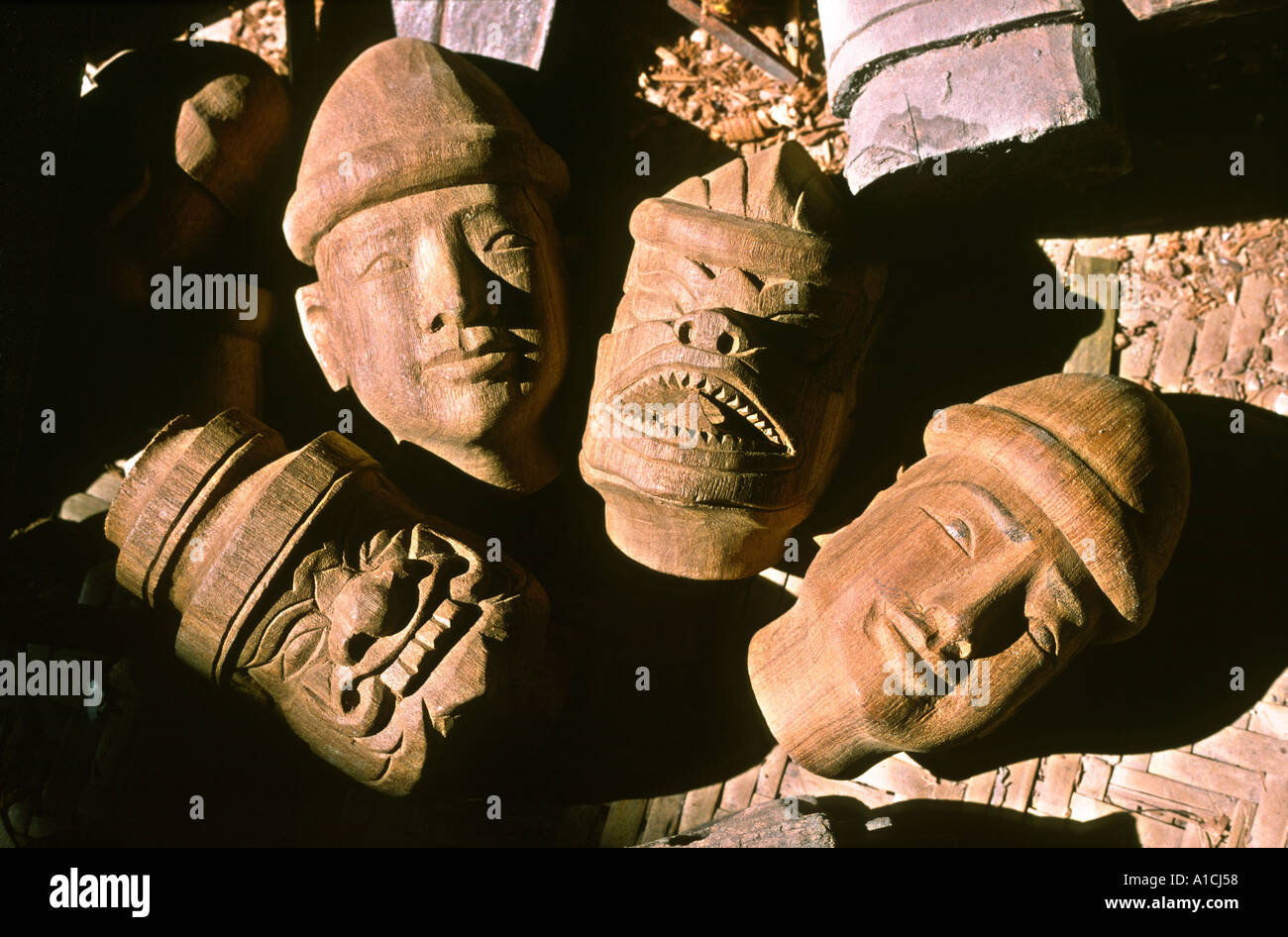 Myanmar Birmanie Mandalay marionnettes sculpture sur bois artisanat chefs en cours sculpté par Winn Myint Banque D'Images