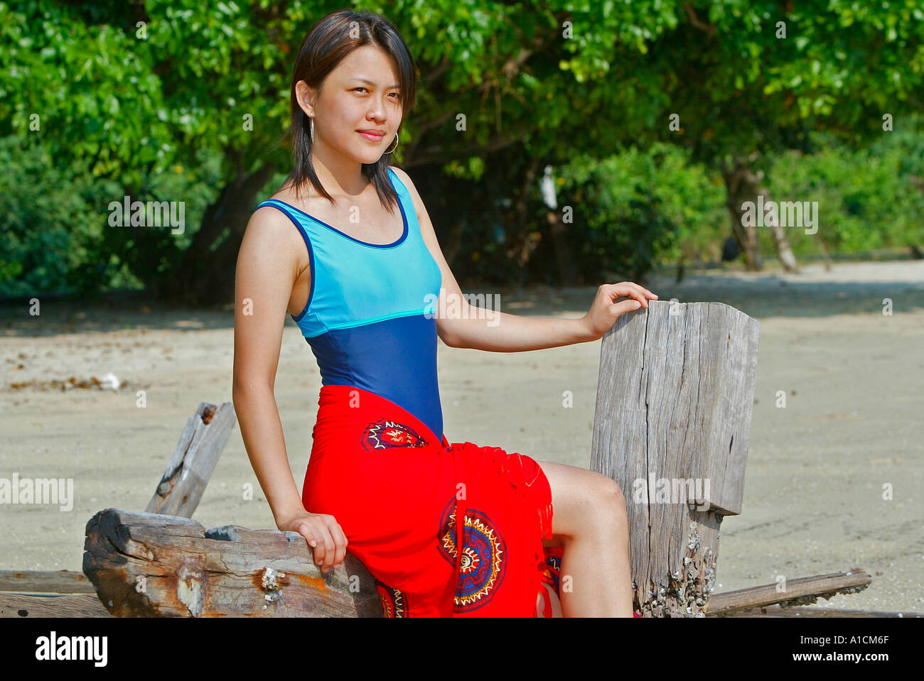 Jeune femme en maillot de bain et paréo plage sur l'île de Pulau Pangkor  Malaisie Photo Stock - Alamy