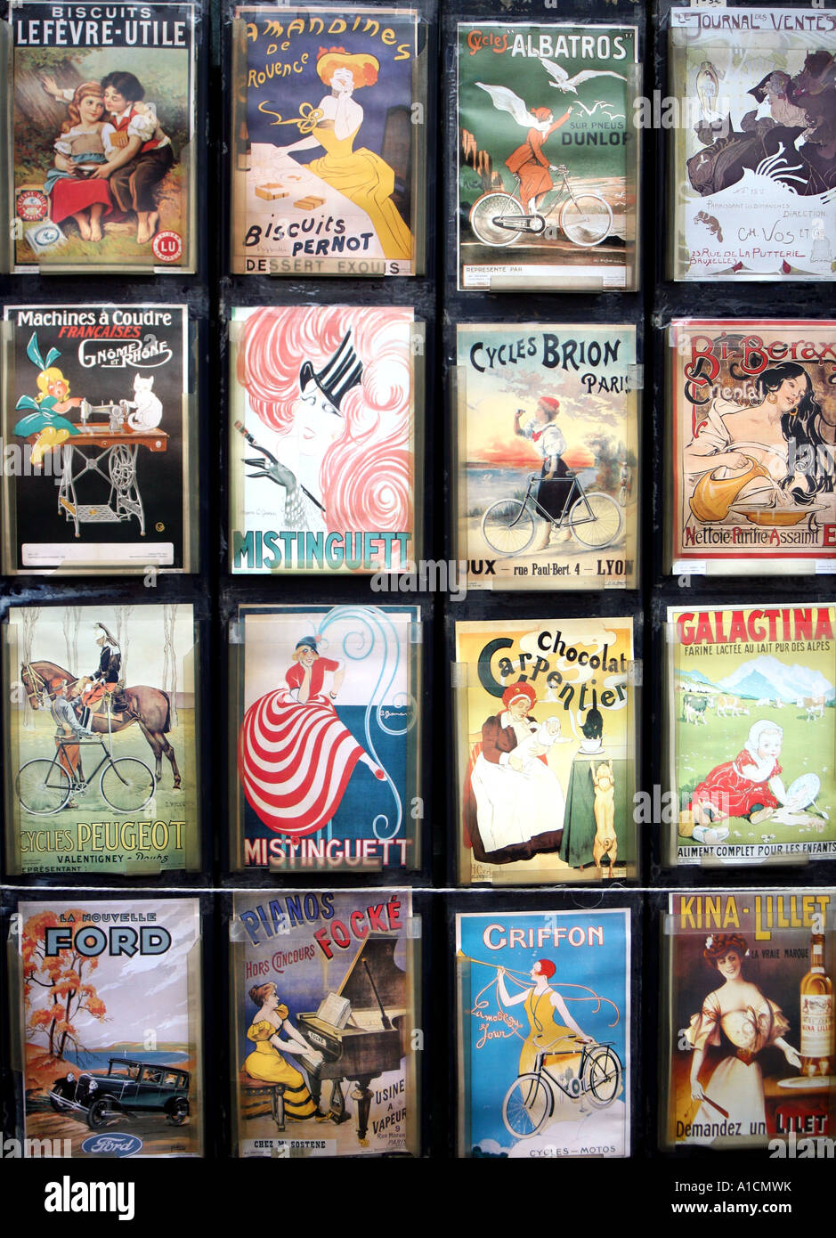 Affichage des posters typique à Montmartre, Paris Banque D'Images