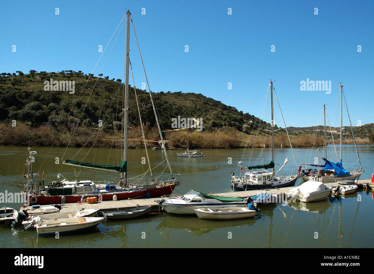 Ammerican et British yachts amarrés à Pomarao près de Mertola Baixo Alentejo Portugal europe Banque D'Images