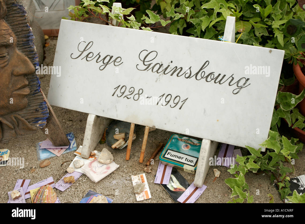 Tombe de serge gainsbourg Banque de photographies et d’images à haute