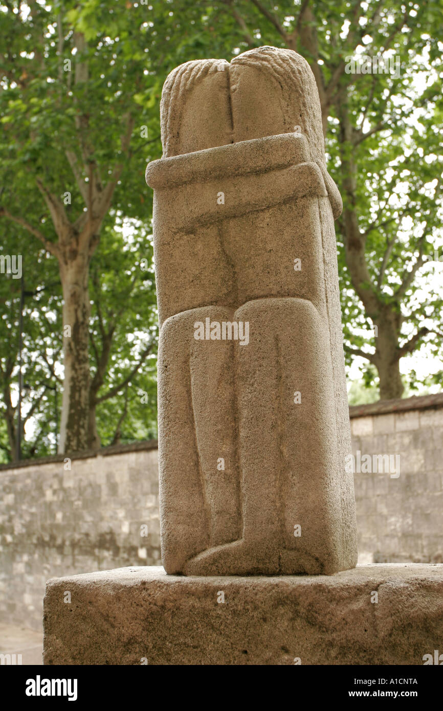 Le Baiser sculpture de Brancusi dans le cimetière Montparnasse à Paris, France Banque D'Images