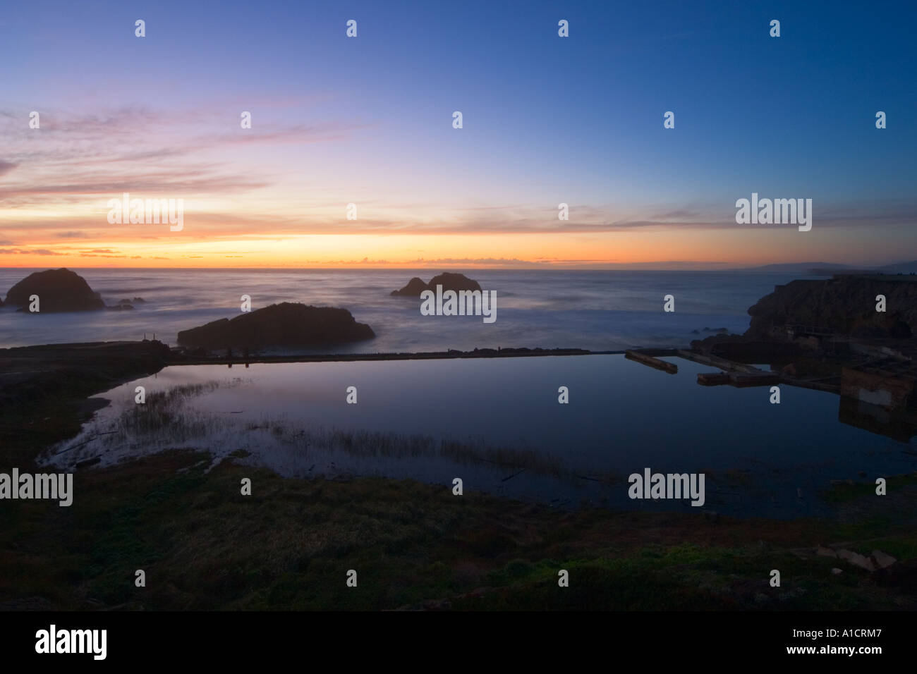 Crépuscule sur les ruines de Sutro baignoire et l'océan Pacifique ci-dessous Cliff House, San Francisco, California, USA Banque D'Images
