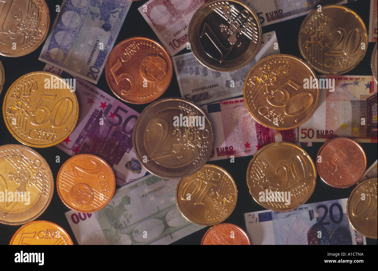 Pièces et billets euro argent Banque D'Images