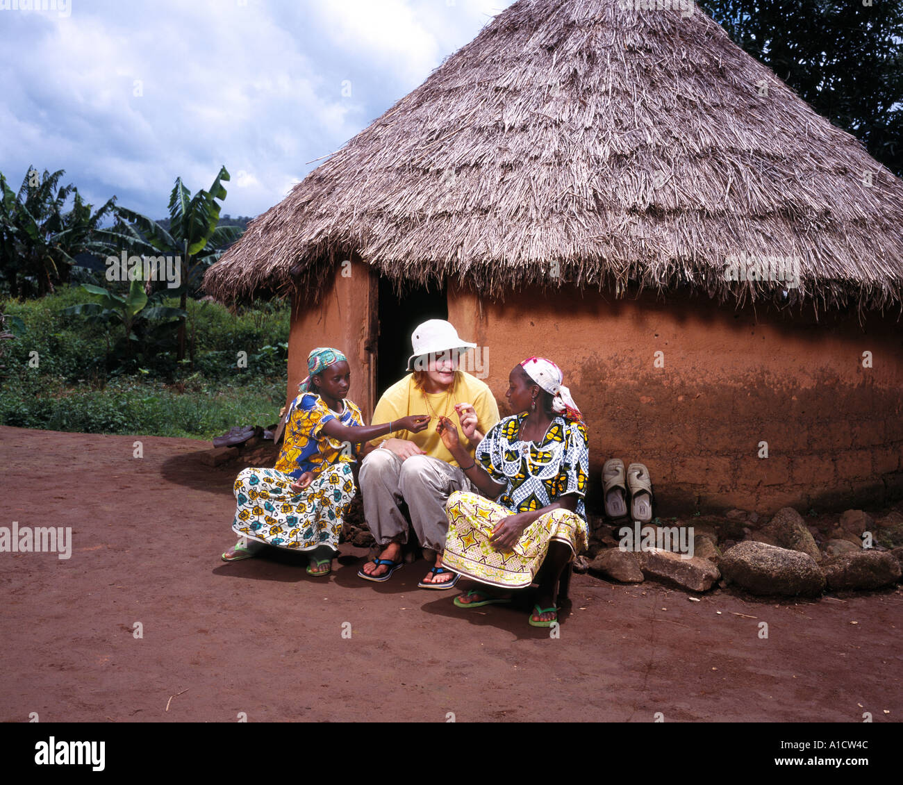 Femme blanche se faire des amis en Afrique Banque D'Images