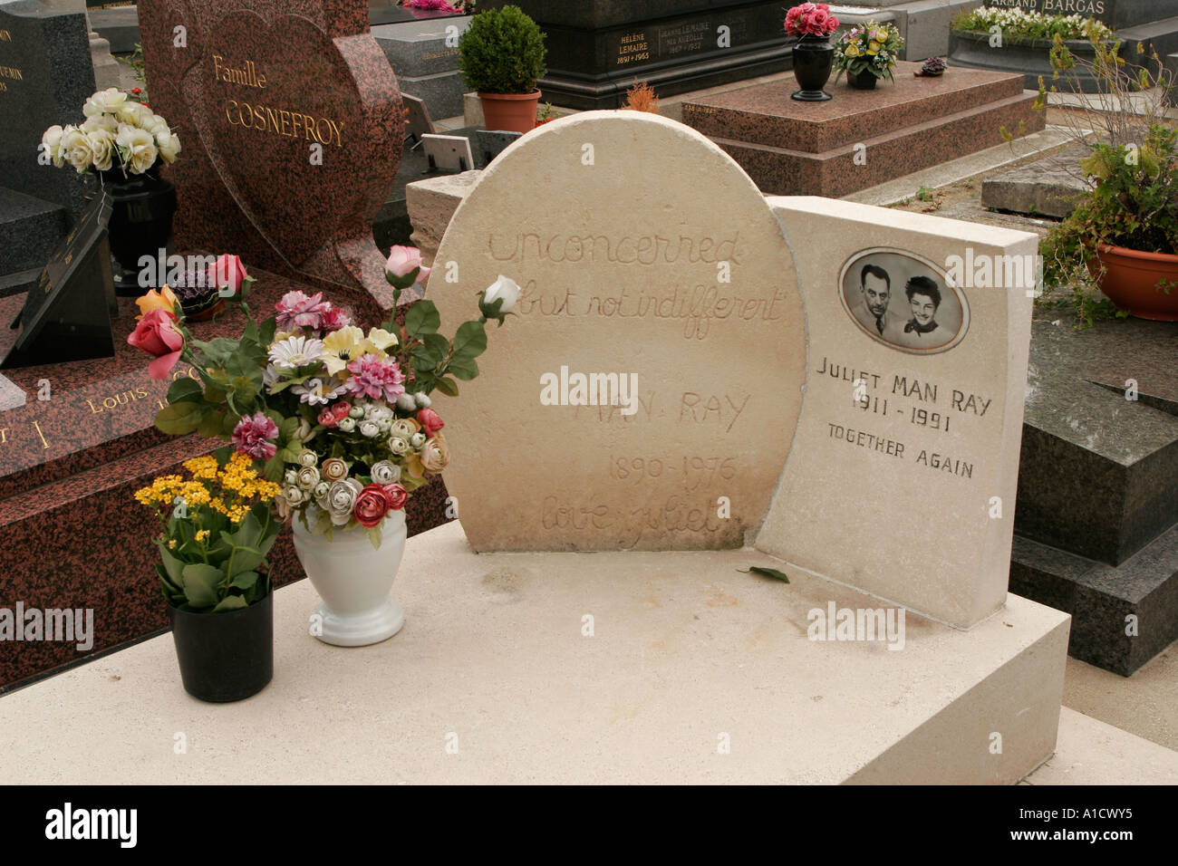 Man Ray photographe artiste tombe dans le cimetière de Montparnasse à Paris, France Banque D'Images