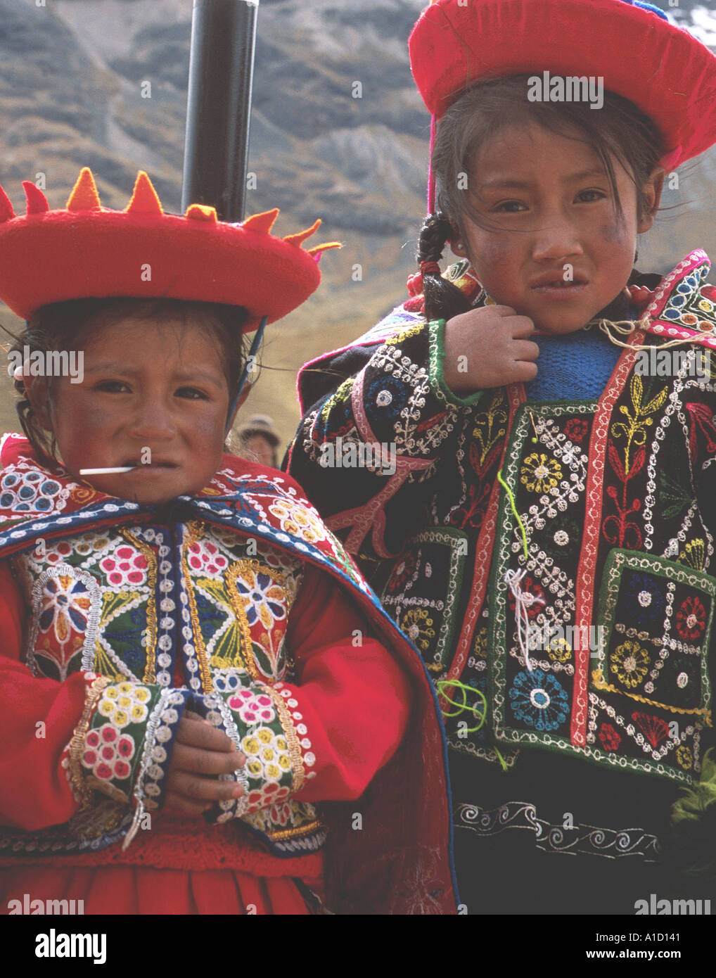Deux filles à Quechua un col de bus au Pérou Banque D'Images