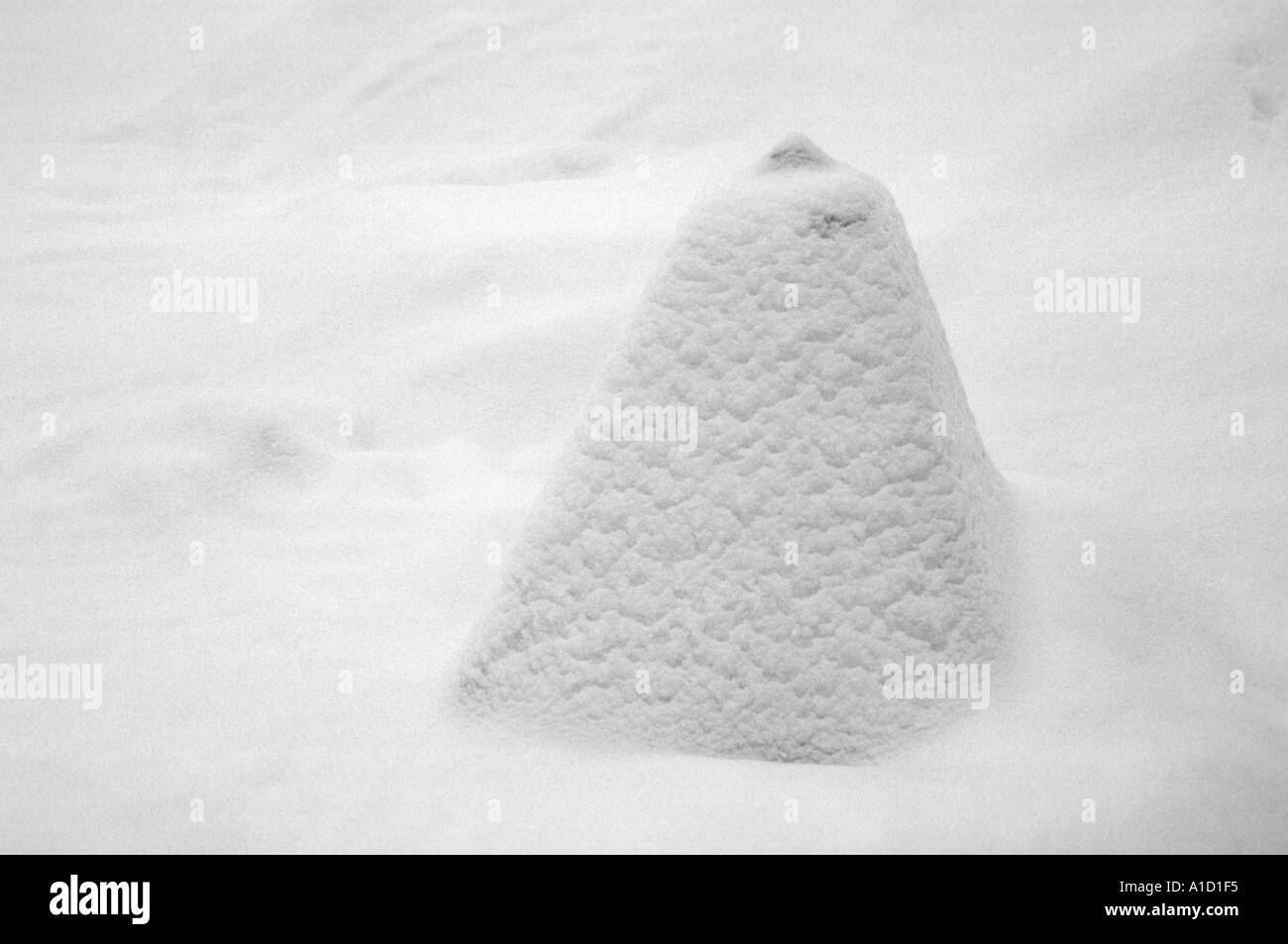 Neige fraîche couvre un poids en béton en forme de pyramide 2 pieds de hauteur dans le comté de Meath Irlande Navan Banque D'Images