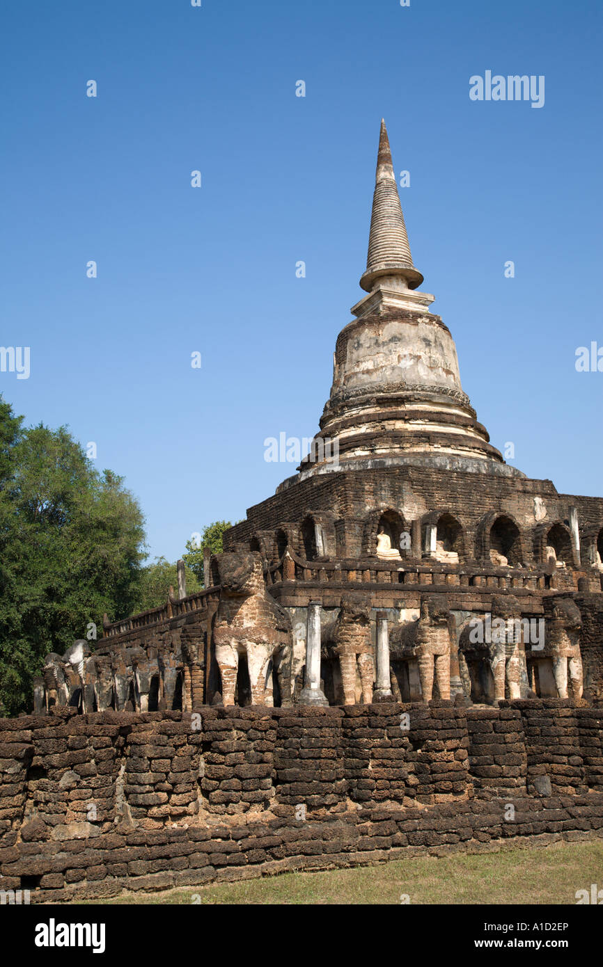 Wat Chang Lom Temple, le parc historique de Si Satchanalai, Thaïlande Banque D'Images