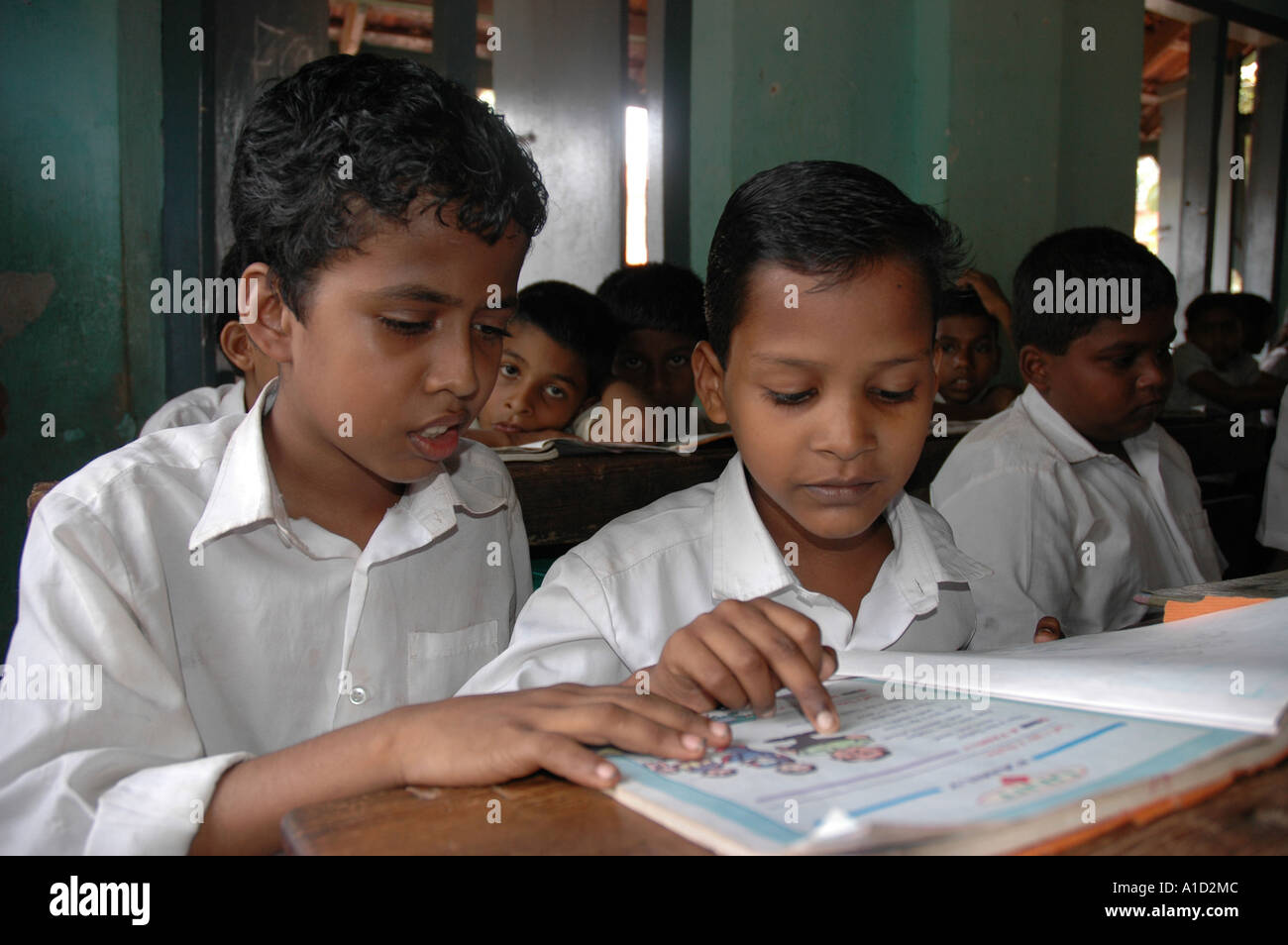 Un jeune garçon né aveugle va à l'école dans le sud du Tamil Nadu Inde Banque D'Images