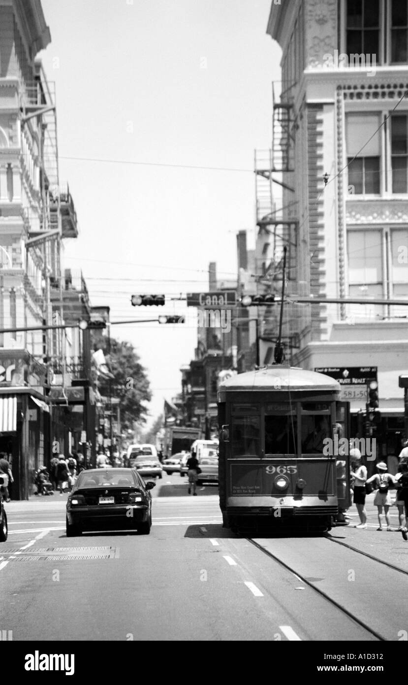 Le tram et les voitures à New Orleans Canal street Banque D'Images