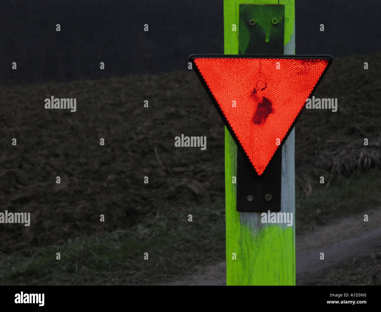 Triangle rouge signal sur un post sur le côté d'une voie Banque D'Images