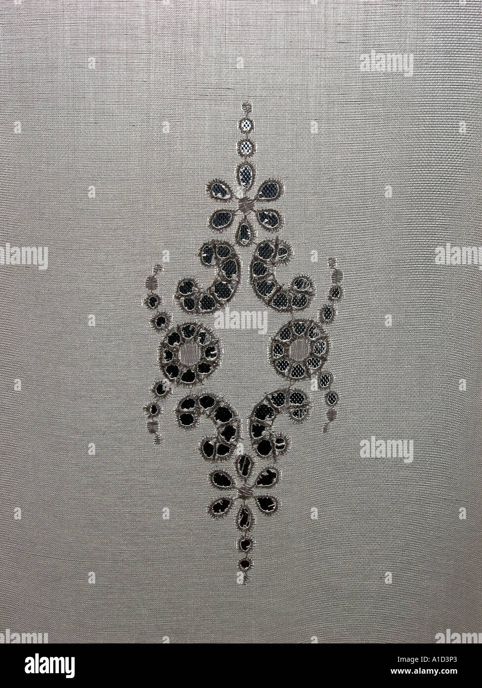 Motif symétrique brodé sur un morceau de tissu blanc Banque D'Images