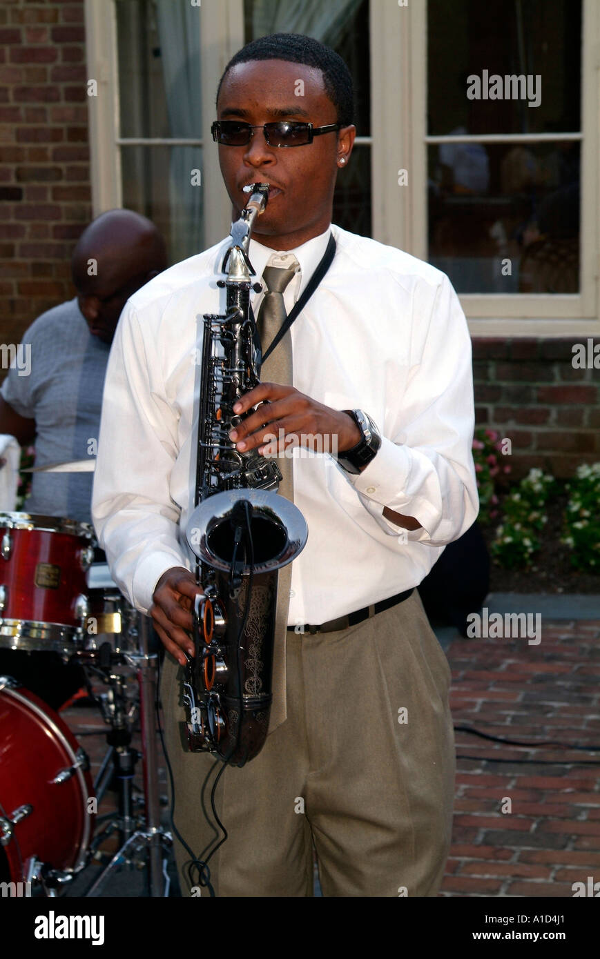 L'homme politique à jouer du saxophone au cours d'un barbecue pour candidat démocrate pour le poste de gouverneur Banque D'Images