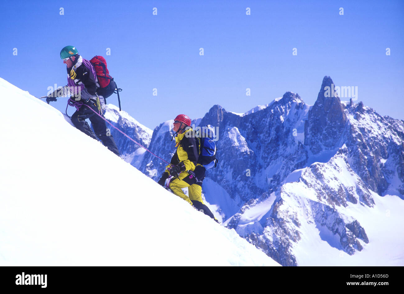 Deux alpinistes de l'escalade dans le massif du Mont Blanc en France avec des pics derrière Banque D'Images