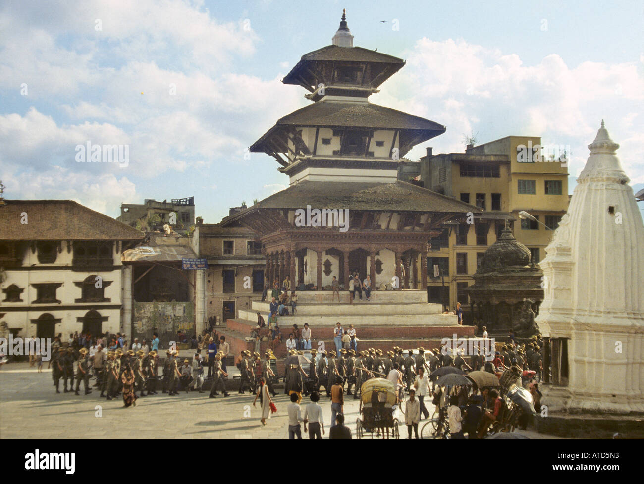 Vallée de Katmandou Durbar Square temple étapes Népal Asie assis parler d'attente passé marche de l'armée Banque D'Images