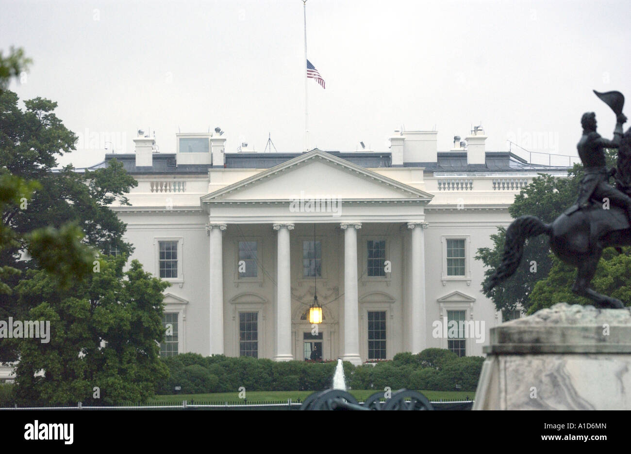 Le drapeau à la Maison Blanche est à la moitié du personnel dans l'État de Washington. Banque D'Images