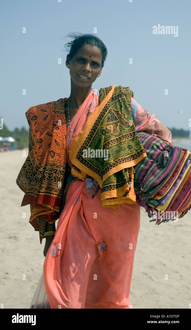Une vente de v tements femmes sur la plage de Goa Inde Arambol
