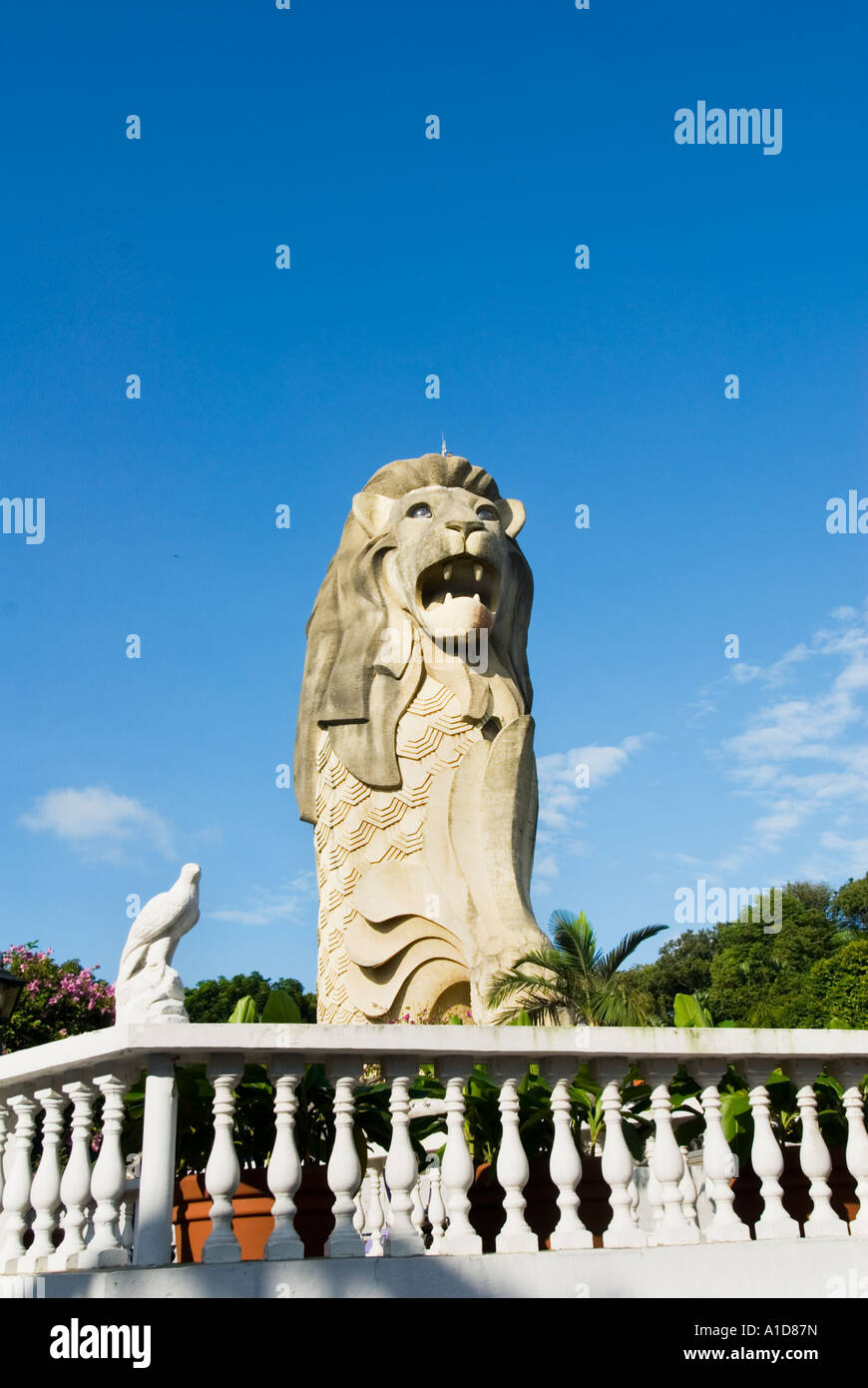 La véritable entrée de l'Ile de MERLION Isle Resort ASIE Singapour figure de pierre sculpture dragon lion mythique monument d'art Banque D'Images