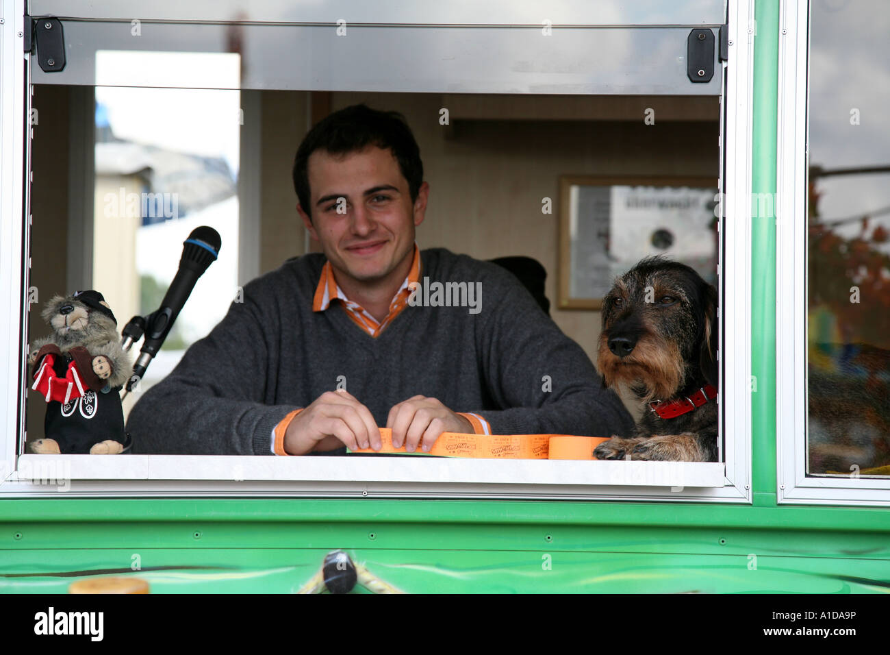 Vendeur de billets et ami à l'Oktoberfest à Munich Allemagne Banque D'Images