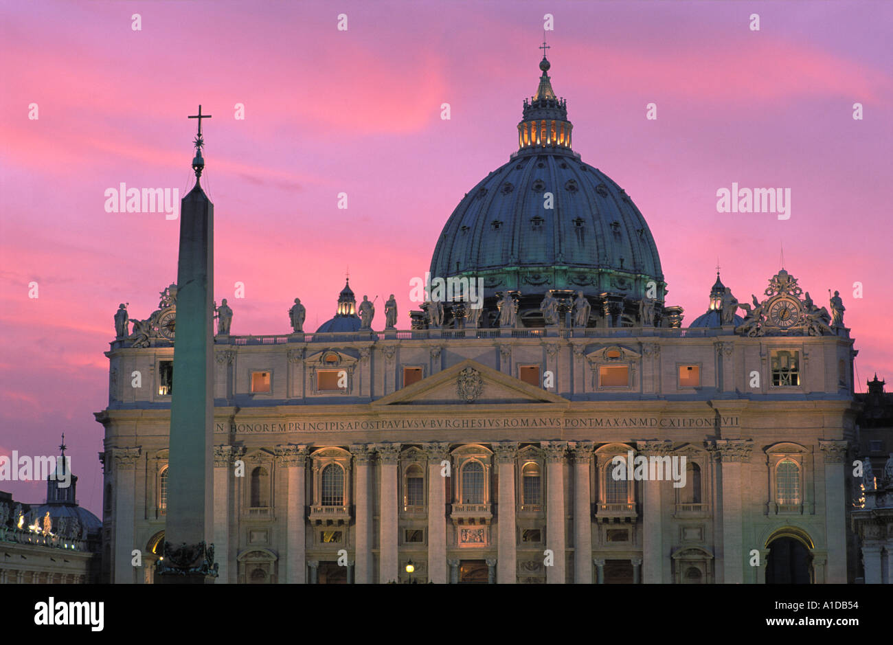 Italie Rome Basilique Saint-Pierre le Vatican illuminé au crépuscule Banque D'Images