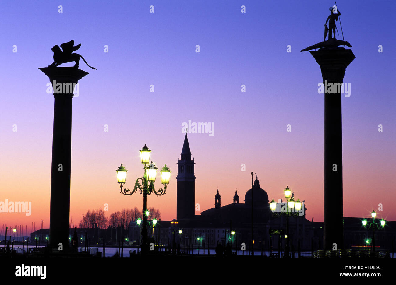 Italie Venise Piazzetta San Marco à l'aube avec San Giorgio Maggiore Banque D'Images