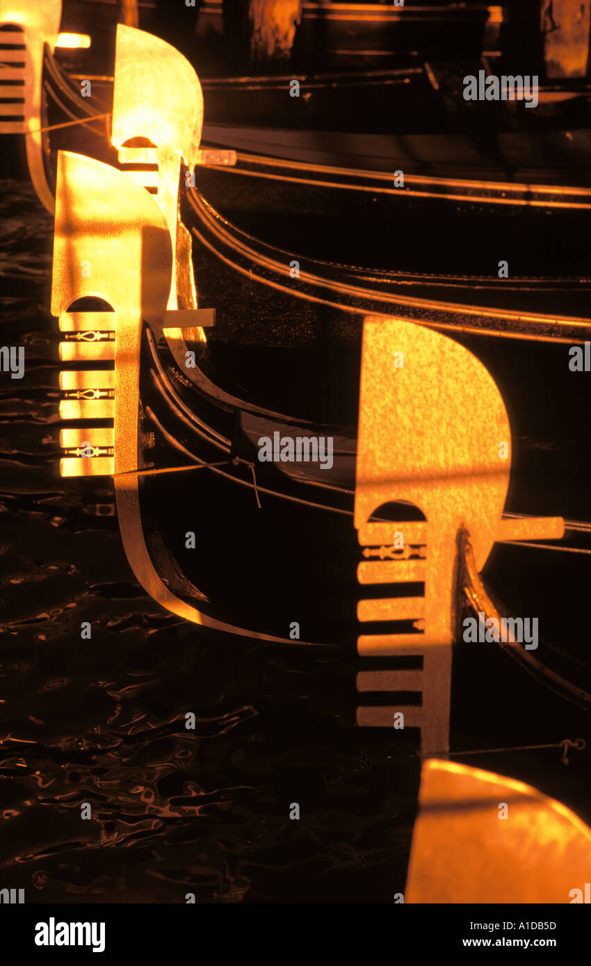 Italie Venise Ferros arcs de gondoles reflétant la lumière du soleil chaude Banque D'Images