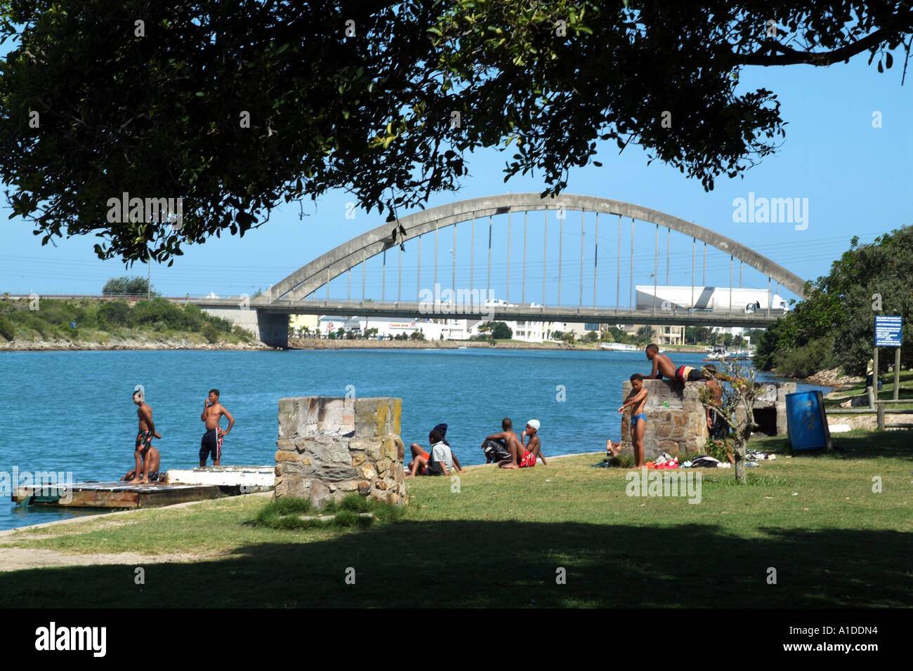 Port Alfred Rivière Kowie sur une station balnéaire à la réunion Afrique du Sud RSA. Le Nico Malan Bridge Banque D'Images