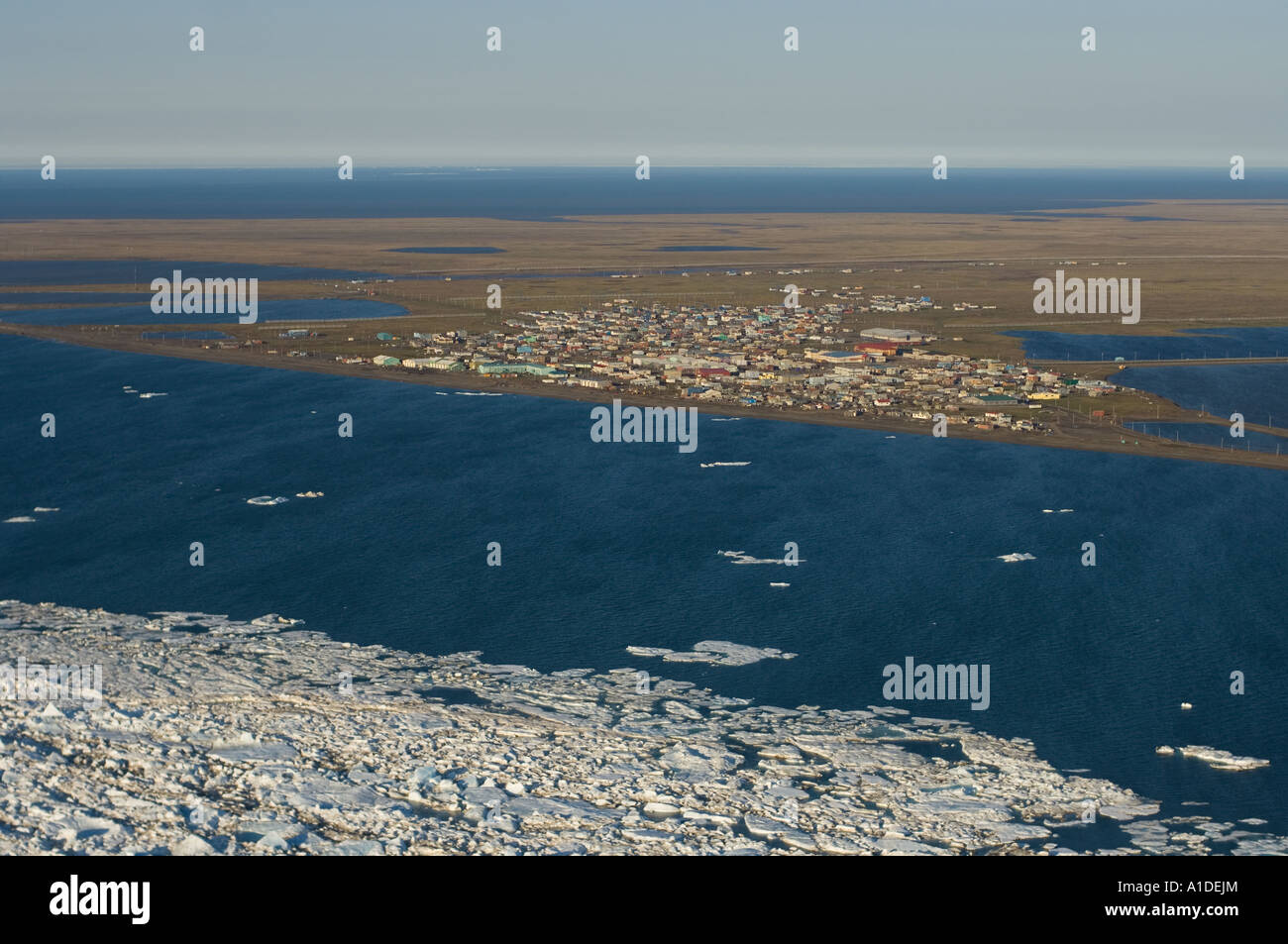La débâcle de glace le long de la côte arctique de la village Inupiat de Barrow et les réserves de pétrole en Alaska Banque D'Images