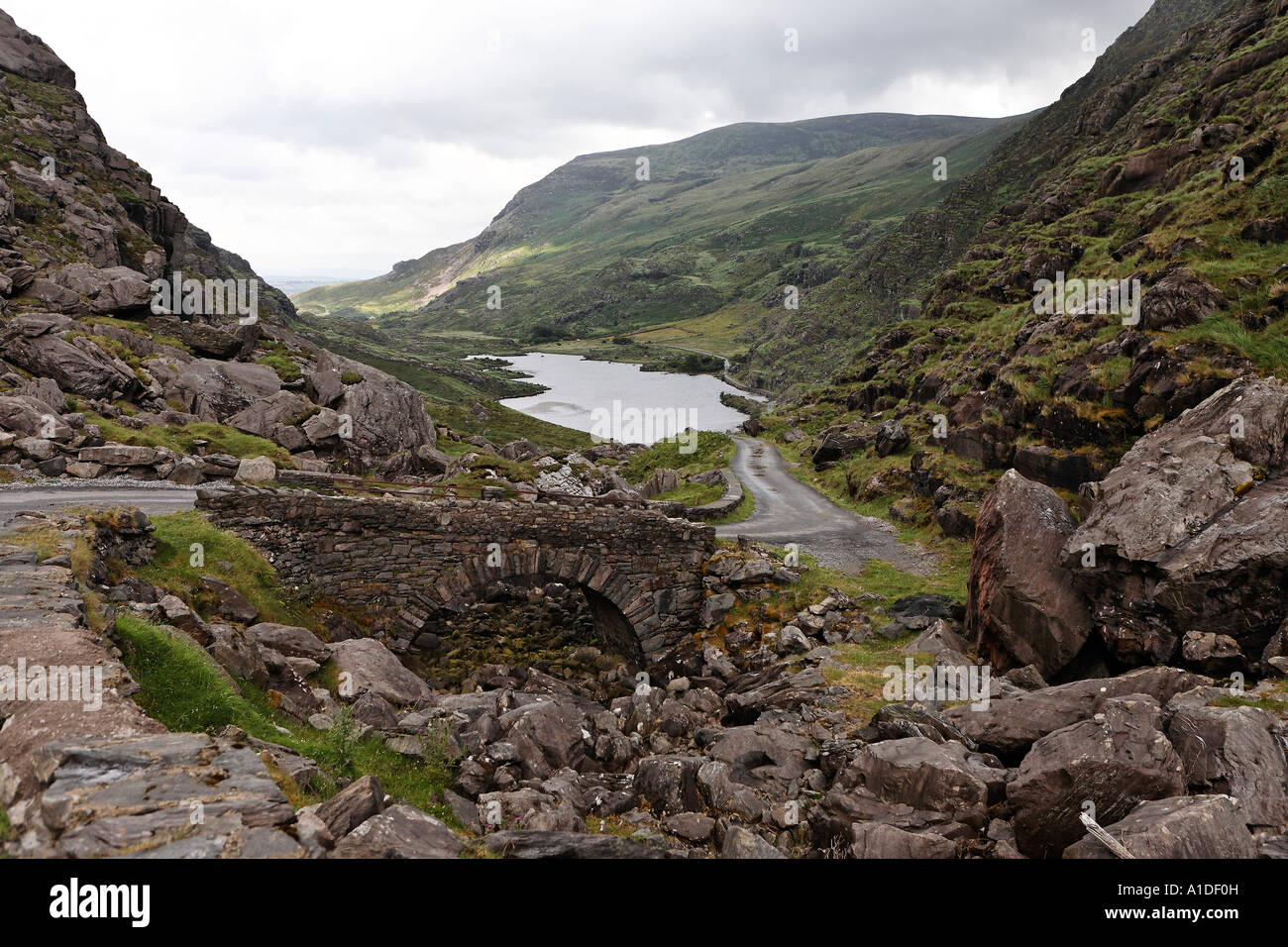 Dans l'ancien stonebridge Gap of Dunloe, le parc national de Killarney, Irlande Banque D'Images