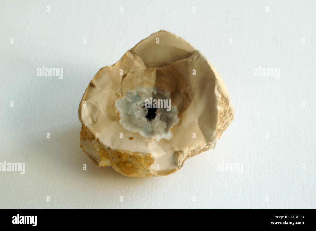 En coupe croisée d'un rocher avec des formations de cristaux dans la roche Banque D'Images