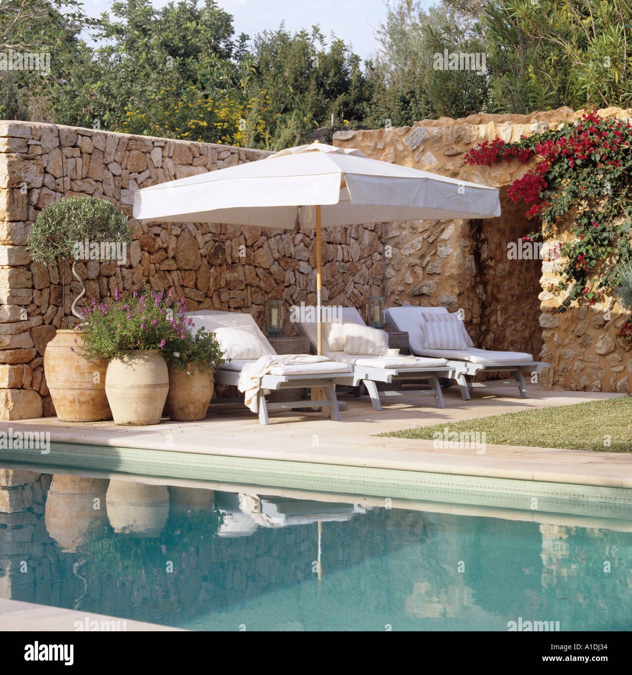 Chaises longues de piscine Banque D'Images