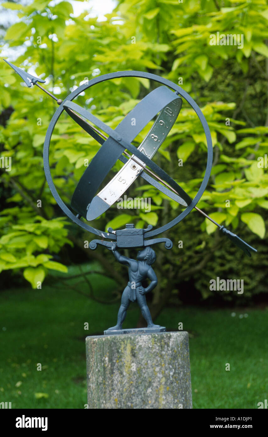 Sphère armillaire sur socle en béton dans grand jardin Banque D'Images