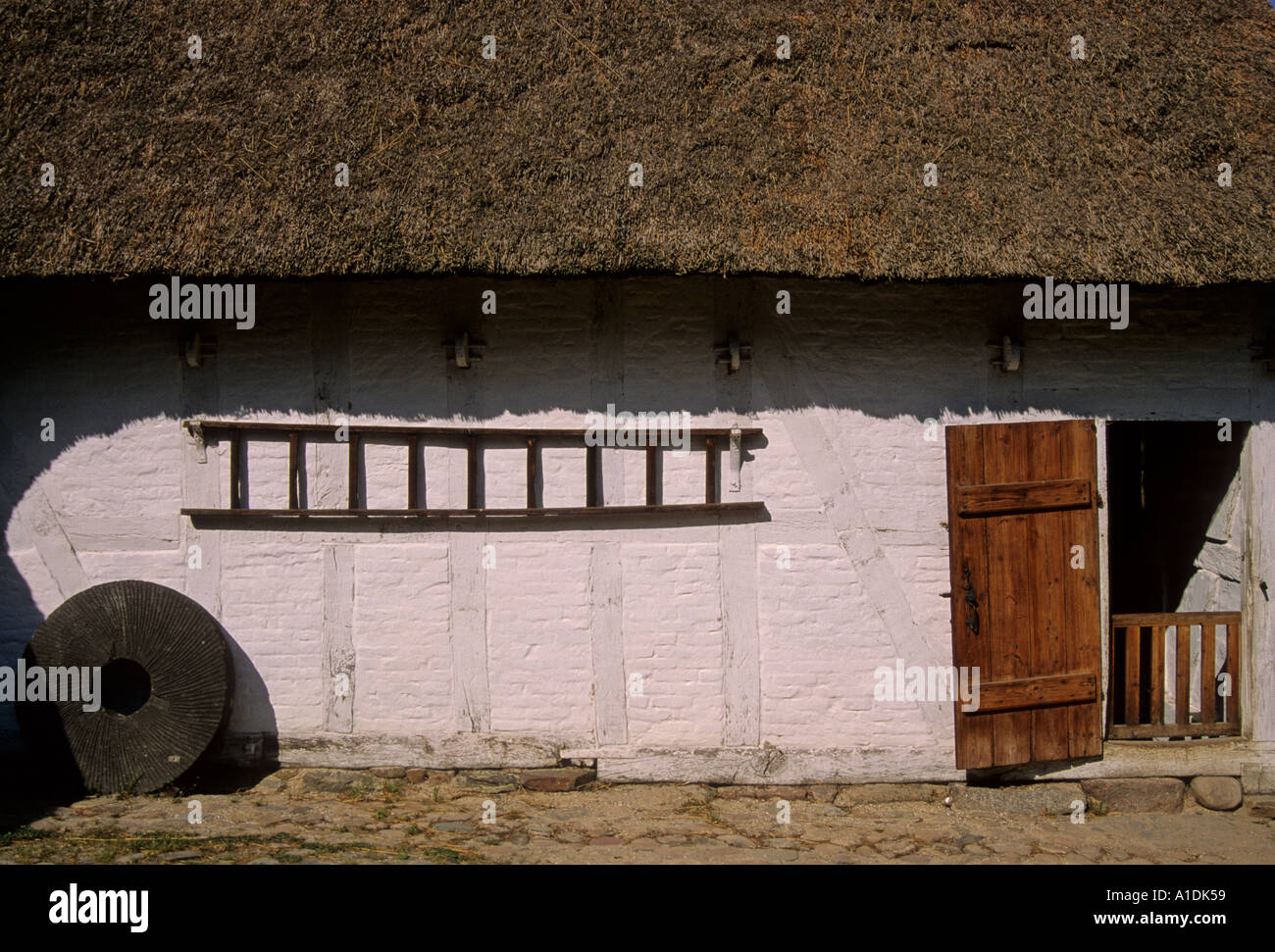 Un vieux paysan s maison avec une échelle sur le mur dans le musée de plein air de Sorgenfri Seeland, Danemark Banque D'Images