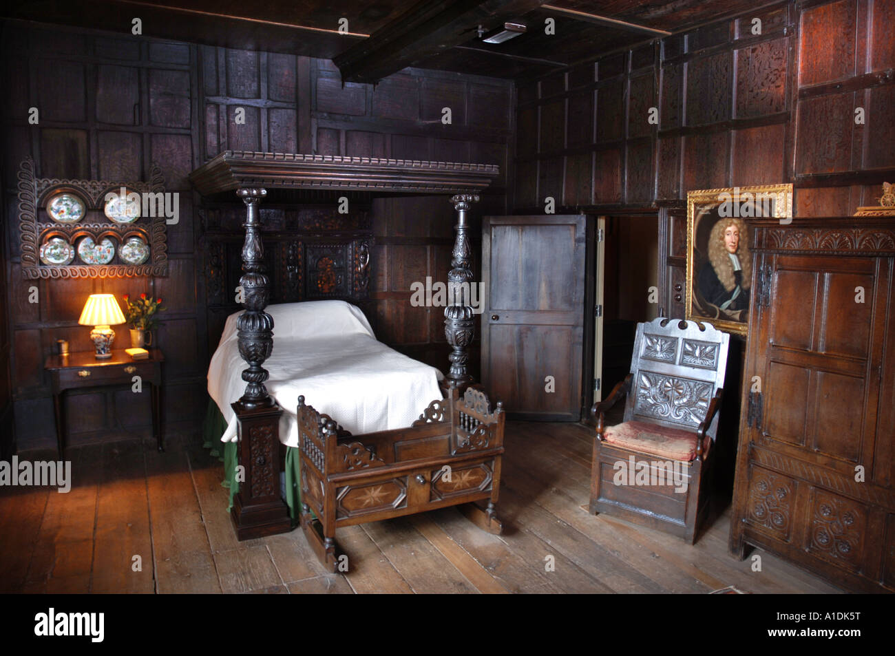 L'ELIZABETHAN COUCHER DANS LA MAISON DE GARDIEN DU CHÂTEAU DE KENILWORTH UK qui a été restauré avec l'aide de photographies anciennes Banque D'Images