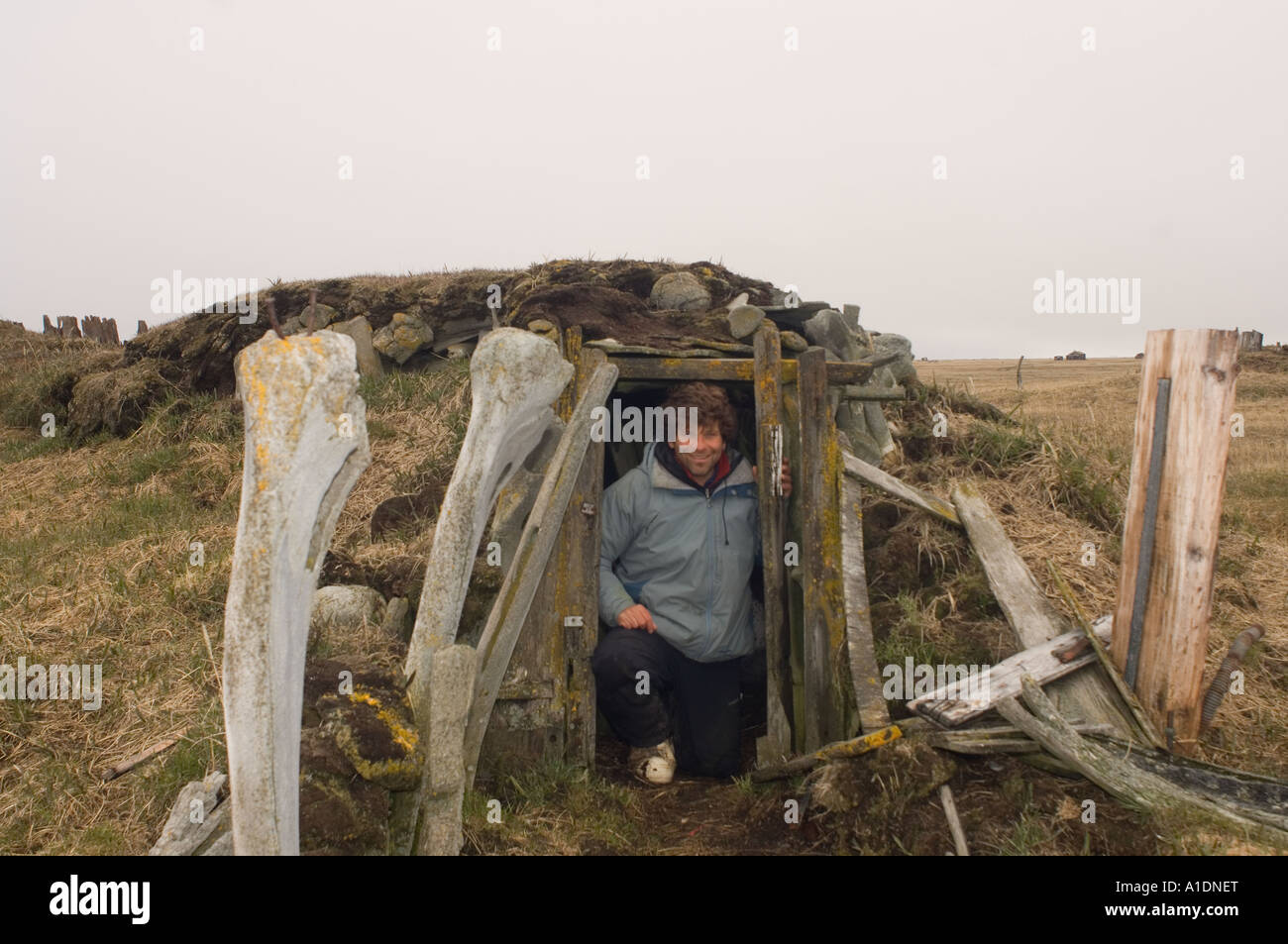 Photographe à la porte de la dernière maison de la sod vivaient dans l'Alaska Point Hope depuis 1972 Banque D'Images