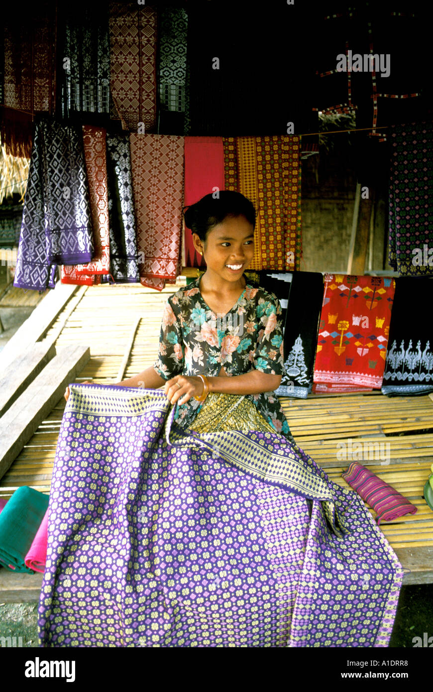 L'île de Lombok, Indonésie personnes village Sasak Rambitan artisanat accueil tissé Banque D'Images