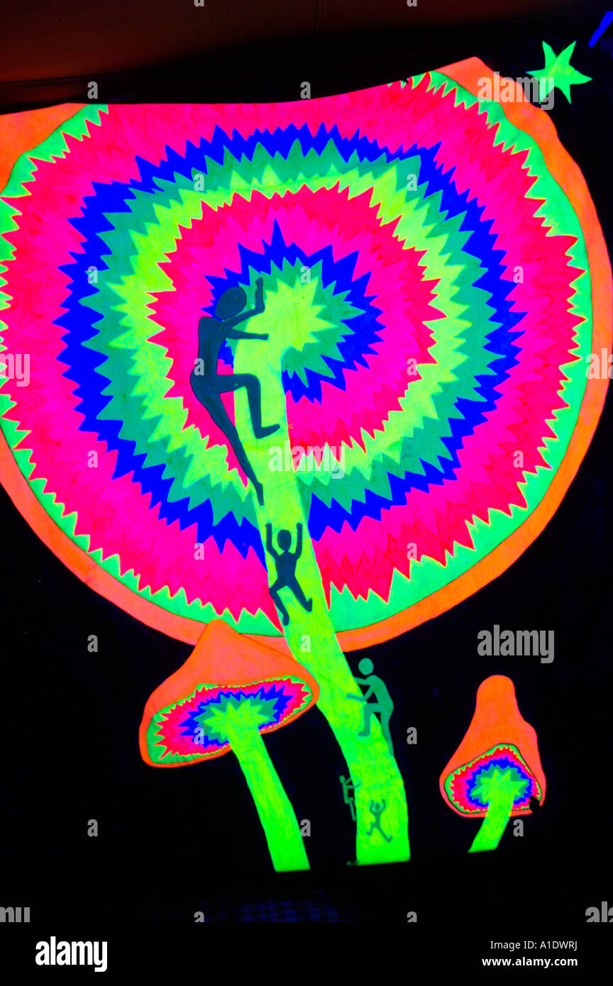 Peinture psychédélique fluorescent de champignons hallucinogènes avec des organes de l'escalade dans l'illumination spirituelle Banque D'Images