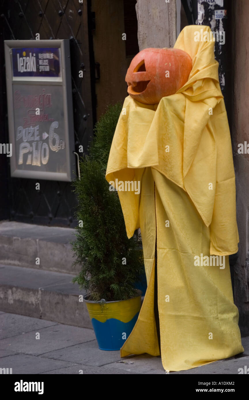 Heloween pumkin à l'entrée de pub de Varsovie en Pologne, l'influence de la culture américaine Banque D'Images